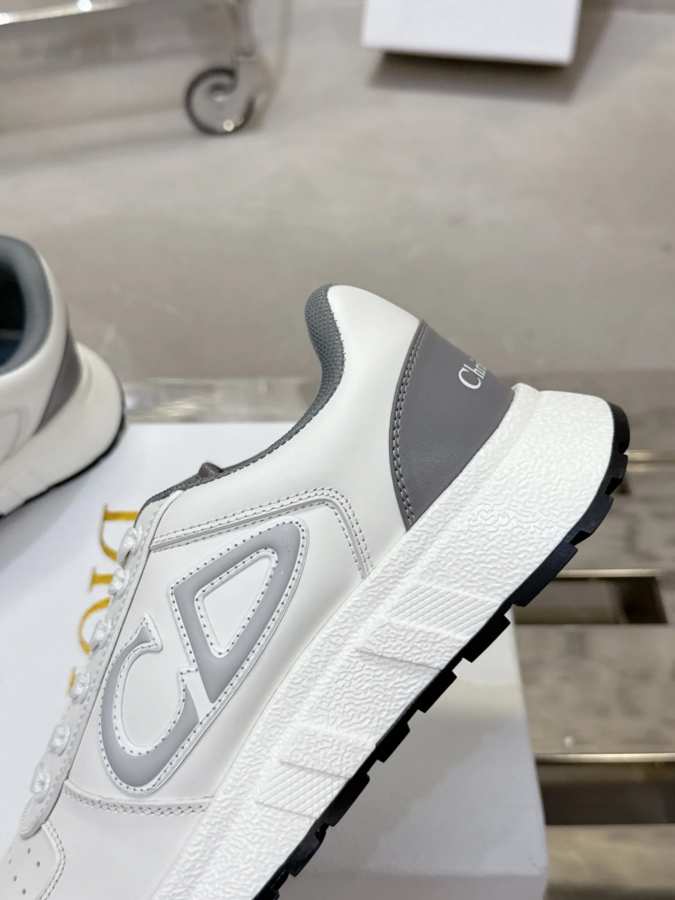 Factory price 680💰 Top version! ! ! Dior Dior's latest Run'n'Dior series, couple's thick-soled casual sneakers, originally purchased, developed and manufactured. This Run'n'Dior reinterprets sports style with an elegant and fashionable shape. The upper is crafted from white mesh fabric and features the Christian Dior Paris signature on the laces and heel. The exquisite two-color sole is light and soft, which can add a high-end temperament to all kinds of casual looks. Exquisite packaging at the delivery counter 🛍📦 ▪️Fabric: Original customized imported first-layer cowhide ▪️Inner lining: Imported original lining ▪️Sole: Original molded non-slip TPU material ▪️Size: Women's 35-41 / Men's 39-46 (Female 40 41 / Men's 38.45.46 customized)